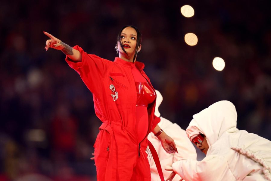 Rihannas comeback blows the crowd away.